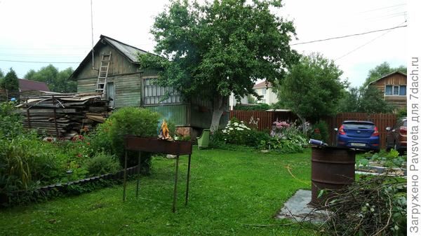 вид на маленький домик со стороны душа/туалета