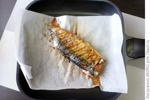 Жарить рыбу на сковороде-гриль по 1-2 минуты со всех сторон до аппетитных полосочек.