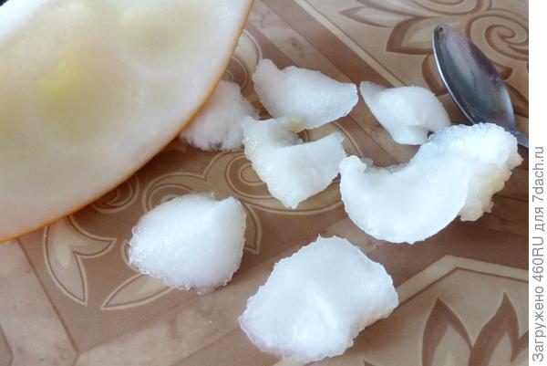 Мякоть дыни извлечь ложкой. Она получается как бы крупными хлопьями. Дыня должна быть не мягкая