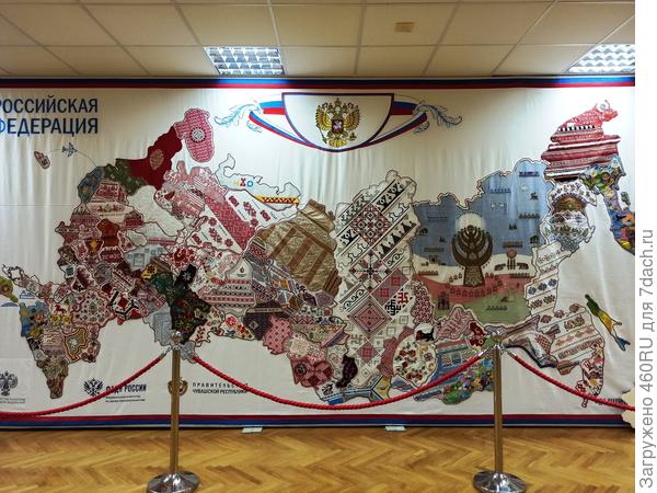 Вышитая карта России. Каждый регион сделал (вышивка, вязание, кружево и др) свои традиционные местные рисунки.