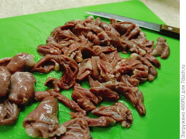 Тушеные куриные сердечки