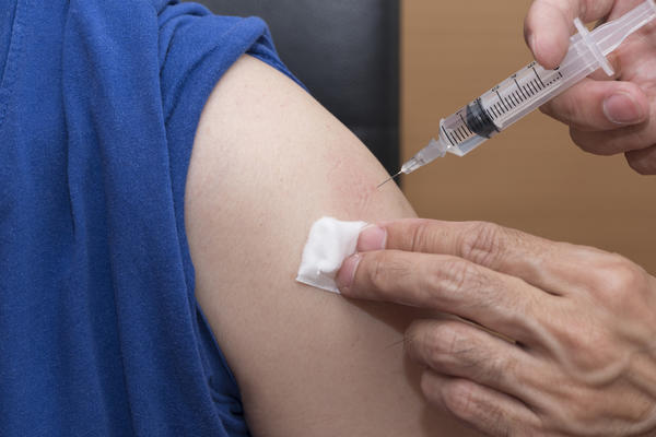 Иммунитет на столбняк нестойкий, поэтому на протяжении жизни надо возобновлять вакцинацию
