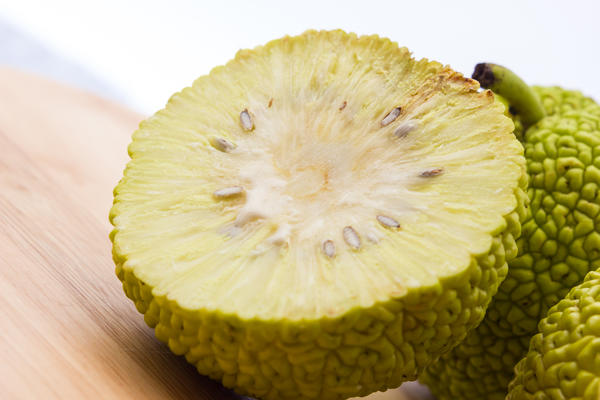 Разрезанный плод маклюры по структуре напоминает другой экзотический фрукт: ананас