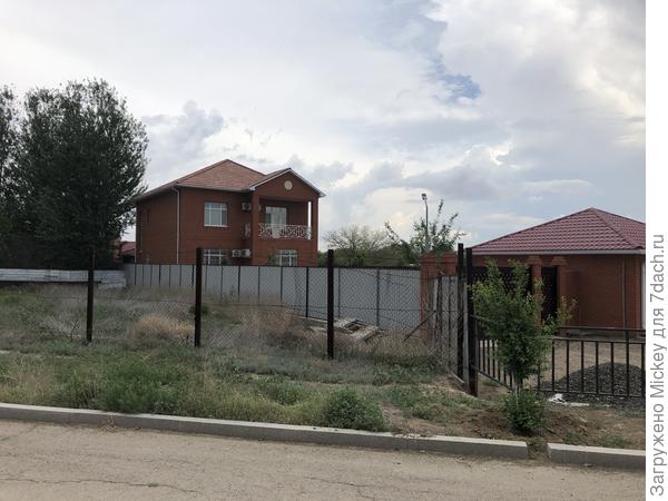 Тут можно заметить перепад высоты вниз от набережной к участку