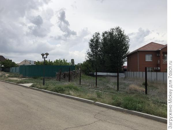 Вид на участок со стороны набережной. Треугольная часть в районе зеленого забора.