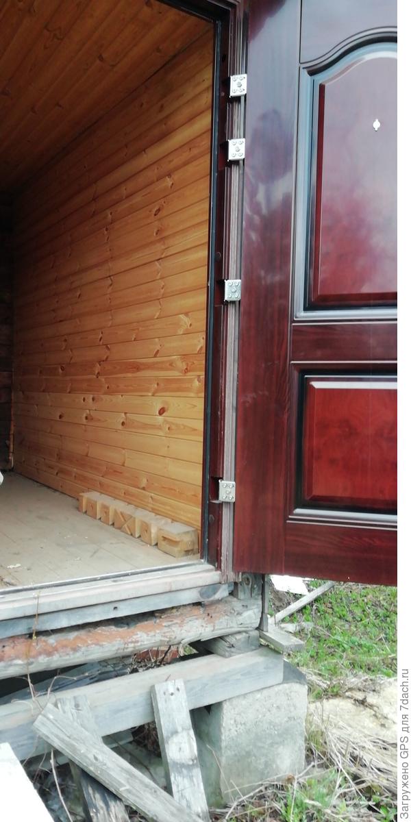 Крыльца пока нет