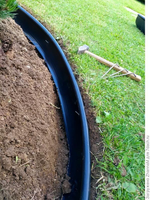 Я опробовала такую бордюрную. Сверху типа рулика.  Крепится забиванием в бока в землю  г- образными штырьками. Название Кантри. Смотрится очень хорошо