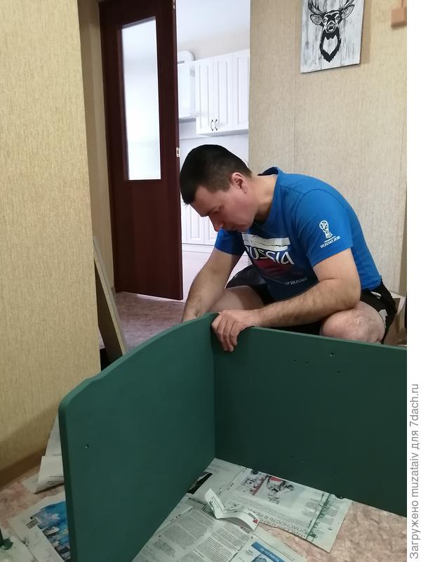 Когда краска просохнет, мы покрываем либо матовым лаком, либо воском. И приступаем к сборке. Самая волнительная для меня часть работы.