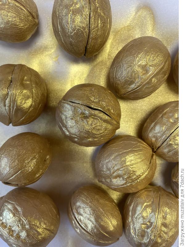 Орехи тоже предварительно покрасила золотой акриловой краской