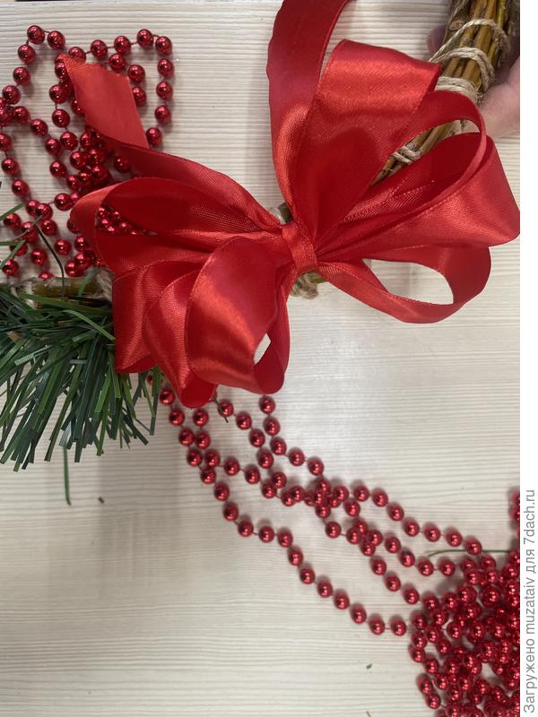 Финальный штрих-завязать красивый бант и обмотать венок ниткой бусин