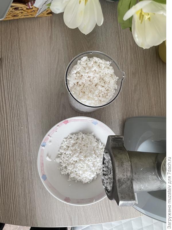 Далее нужен мощный блендер, коего у меня не оказалось. Провернула еще раз на мясорубке