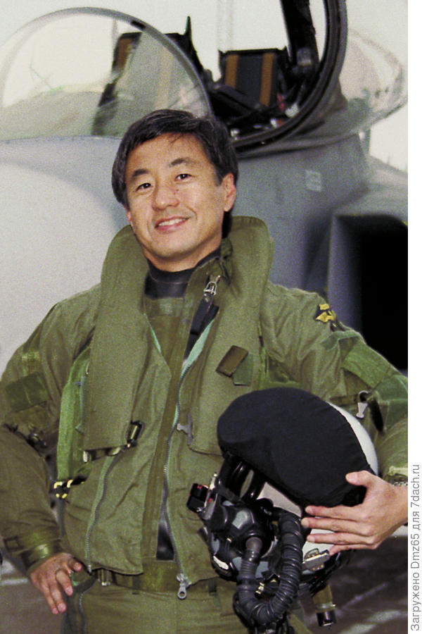 Это автор  фото.  Японец  Таконаго. Летает  со  Всеми  Пилотажными   Групами мира и снимает  Mark II     при  g=7-10  ед. Вот так то. Это  вам ... &amp;quot;не дерево  посадить&amp;quot;.....)))):::