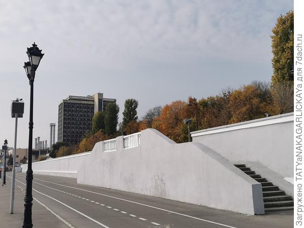 Набережная состоит из нескольких ярусов. Где-то их - два, а где-то - три.