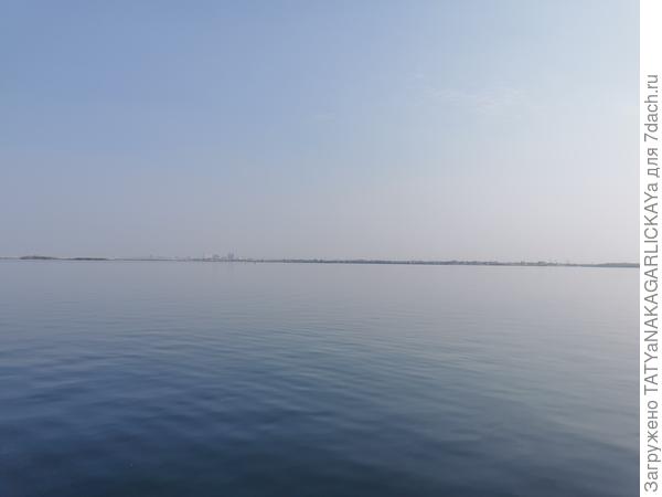 Волга в лучах солнца и в дымке, на воду невозможно смотреть, режет глаза