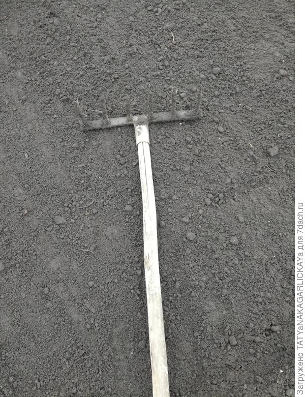 Заделка лунок граблями