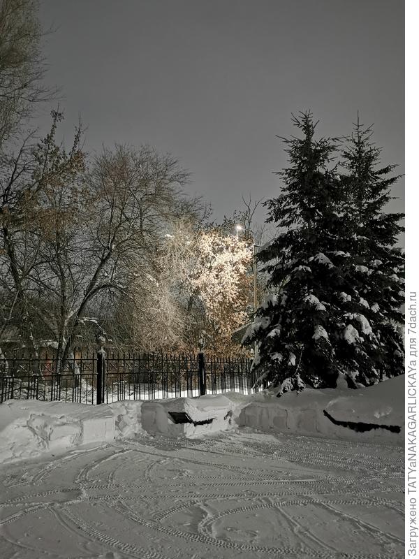 Церковный двор, вертикальное фото