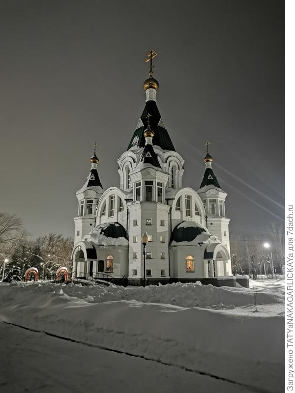 Саратов. Храм Всех святых в земле Русской просиявших, чуть левее