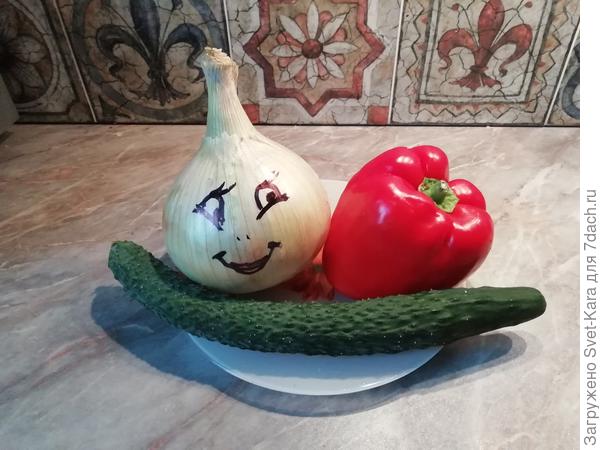 Овощное веселое трио: огурец "Изумрудный поток, перец "Аристотель" и лук "Эксибишен"