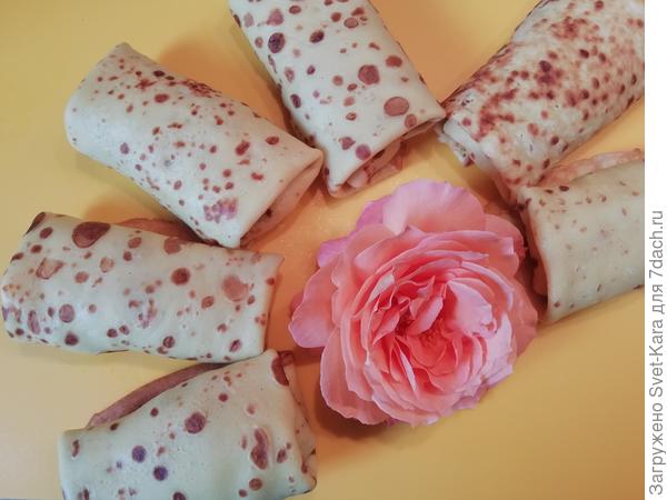 Блинчики с яблоками и клубничкой