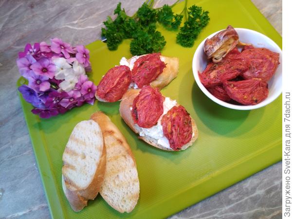 Идеальные бутерброды для завтрака: поджаренный багет, творожный сыр и мармеладные помидорки конфи