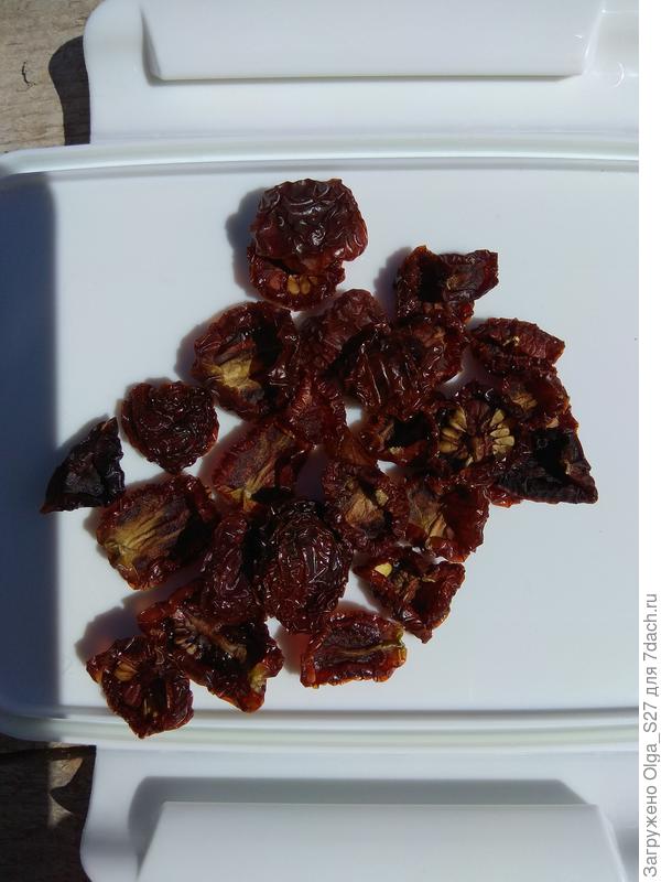 Это остатки сушеных помидоров с прошлого года.