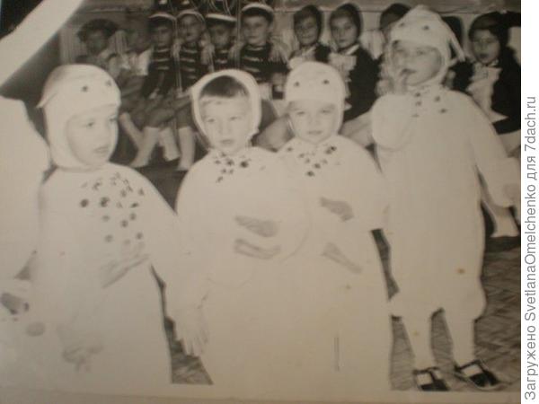 1978 год. Я справа, ногти грызу, отучилась только во взрослом возрасте, как мама со мной не билась.