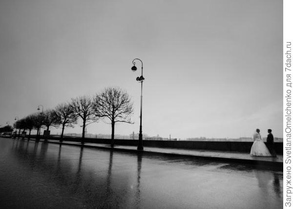 А это Английская набережная, если бы кадр был взят чуть левее, то там был бы Эрмитаж