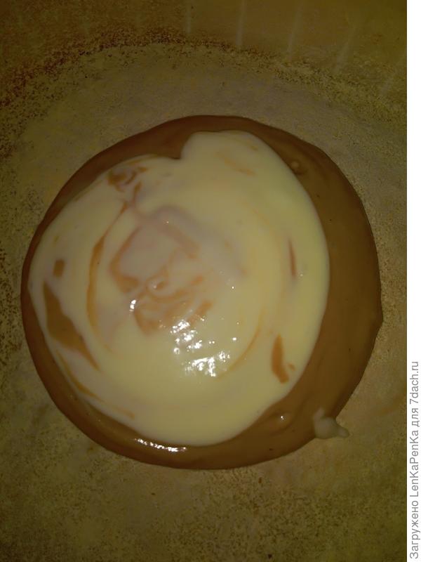 Выкладываем тесто попеременно