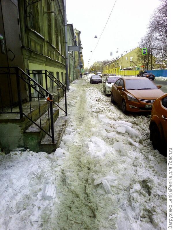 Вот такая красота у нас была в прошлом году перед парадной, ничего не убирали пока все само не растаяло. А это в принципе центр города- Невский в пяти минутах пешком.