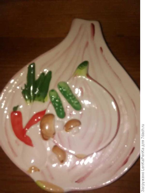 На магазинном фото это выглядело как-то монументально, и я наивно предположила, что это блюдо для овощной тарелки и соусник