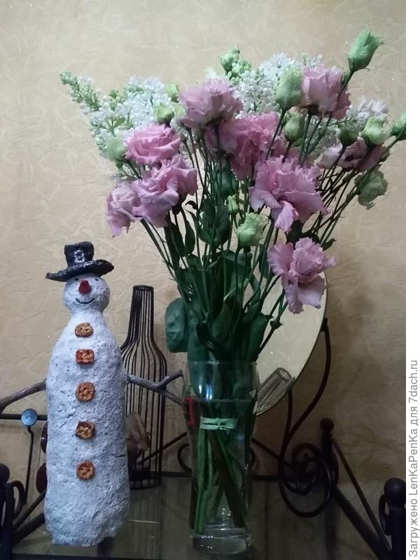 Снеговик из туалетной бумаги. Ребенок родился 27 декабря, поэтому перед новым годом я всегда с цветами