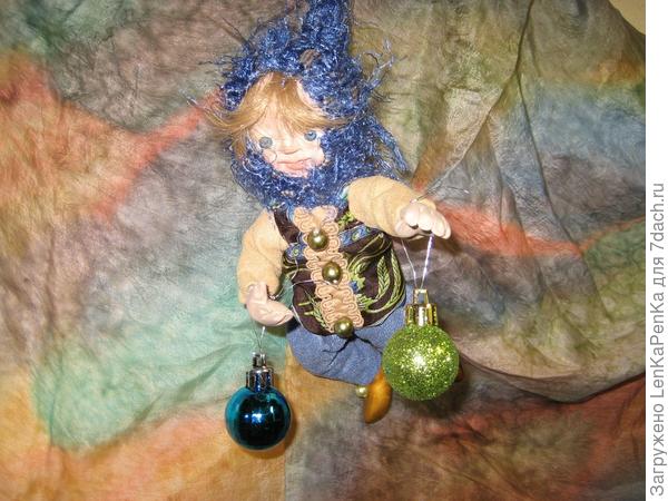 Это Еловечки- жители дремучих ельников, которые появляются в канун Нового года