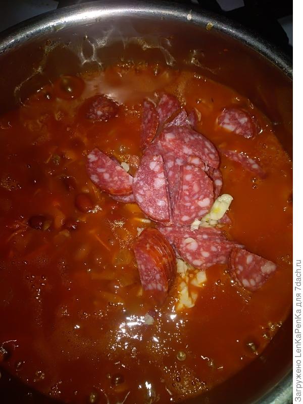 Тушеная фасоль с копчеными колбасками по мотивам греческого блюда фасолада. Рецепт пошаговые фото () Тушеная фасоль с копчеными колбасками по мотивам греческого блюда фасолада. Рецепт пошаговые фото