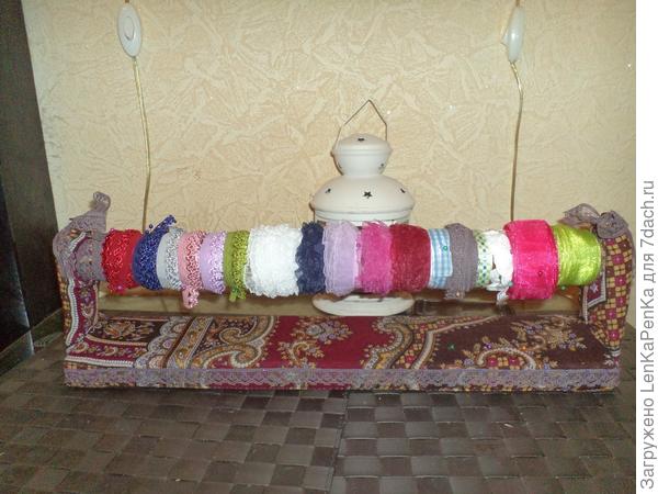Еще одна штука, которую муж сварил, а я обшила тканью с поролоном, валик крутится, удобно и  кружева отматывать, и как игольница служит