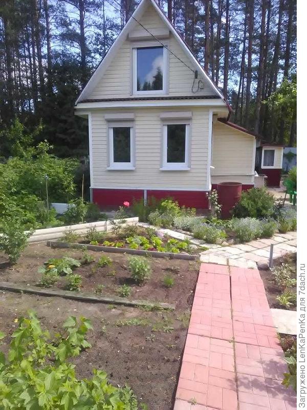 Домик, снизу тоже зашит воротными панелями