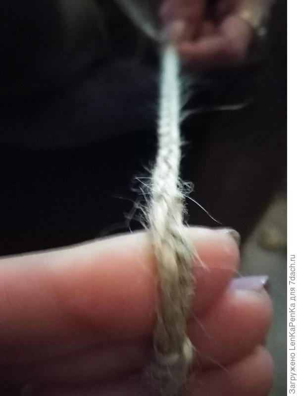 Из бечевки плетем косичку