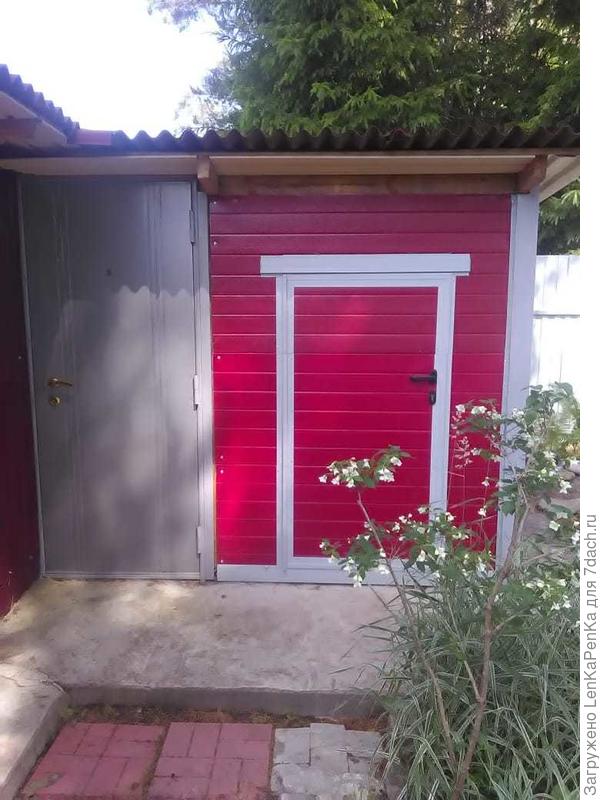 Туалет, а слева дверной образец