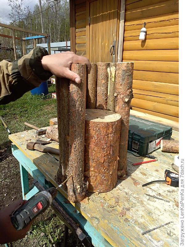 Обходим чурку по диаметру тонкими бревнышками