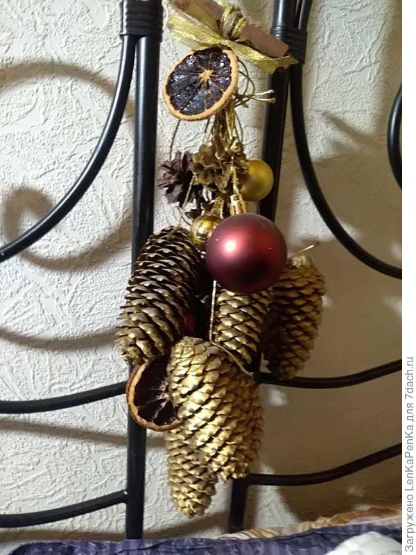 Простенькая подвеска: шишки, игрушки, апельсинка и палочка корицы