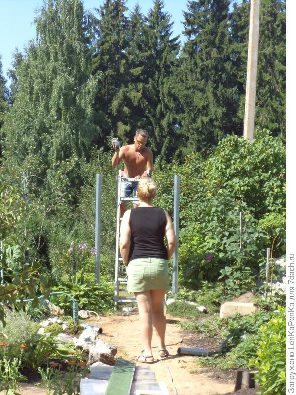 Ставим забор, Светка уровень контролирует