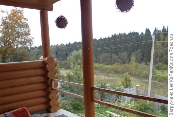 Сверху шары на цепочках подвешены