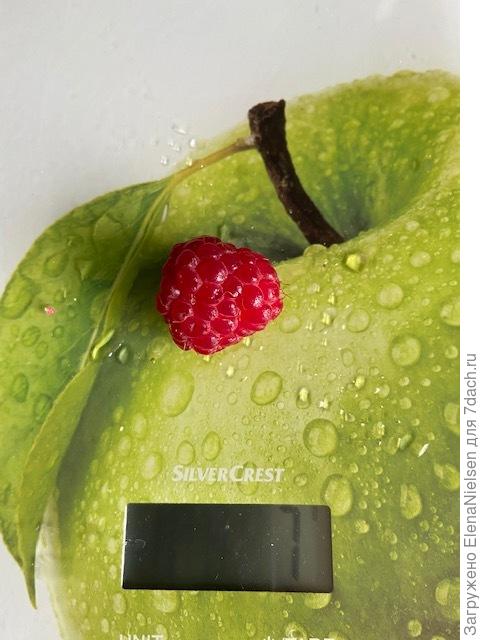 Ягодка весит 7 г.