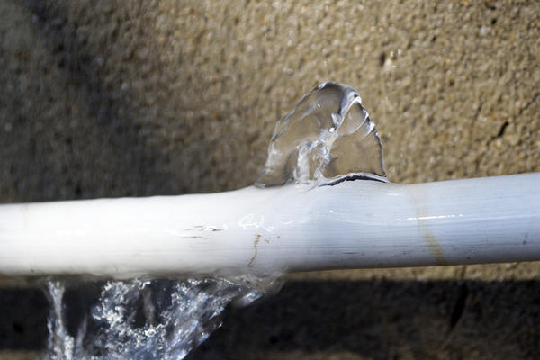 Замёрзшая вода может разорвать даже трубы из эластичных материалов