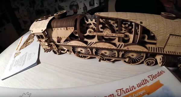 Модель локомотива для самостоятельной сборки из фанеры от Ugears. Фото автора