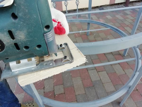 Нарезаем доски по разметке электролобзиком и шлифуем торцы. Фото автора