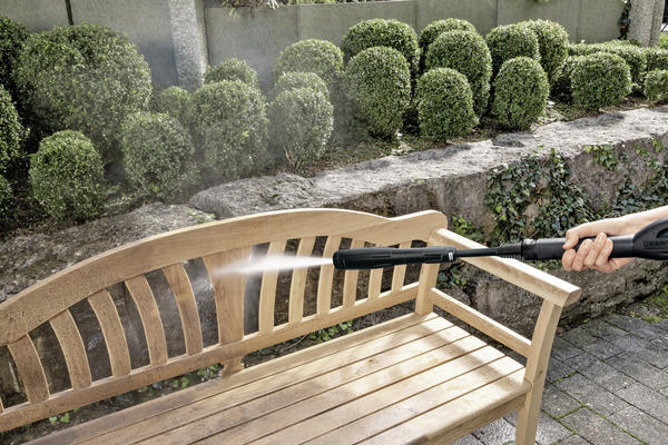 Отрегулируйте давление так, чтобы смыть грязь, а не защитный слой лака