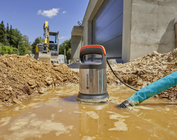 "Универсальный солдат" для работы с чистой и грязной водой - дренажный насос 19500 Aquasensor от GARDENA