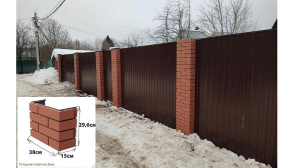 Внешний вид забора с ПИКС-панелями для облицовки столба. Фото автора