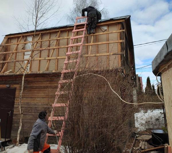 Под кровлей мы обнаружили небольшой домик. Фото автора