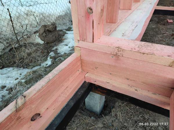 Угловое сочленение досок обвязки и стен. Фото автора